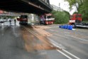 LKW blieb unter Bruecke haengen Koeln Ehrenfeld Innere Kanalstr Hornstr P442